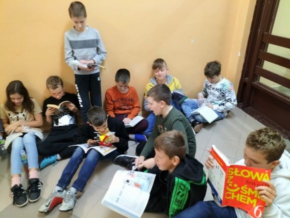 Dzieci czytające książki