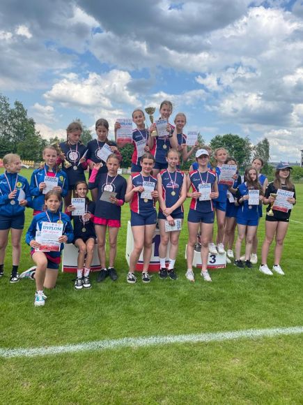 UCZENNICE SP 33 W KIELCACH MISTRZYNIAMI WOJEWÓDZTWA W CZWÓRBOJU LEKKOATLETYCZNYM