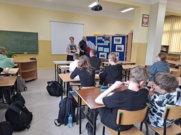Miłośnicy historii w czytelni szkolnej