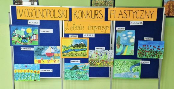 Rozstrzygnięcie IV Ogólnopolskiego Konkursu Plastycznego pod hasłem Letnie Impresje.  Konkurs Letnie Impresje skierowany był do uczniów klas I-III szkół podstawowych.  Celem konkursu było rozwijanie aktywności twórczej dzieci, uwrażliwienie na piękno natury oraz poszerzenie ich umiejętności plastycznych. Wydarzenie sprzyjało także rozwijaniu wyobraźni i wrażliwości estetycznej, inspirowanej otaczającą przyrodą. Uczestnicy wykonali prace w formacie A3, korzystając z farb olejnych, plakatowych lub akwarelowyc