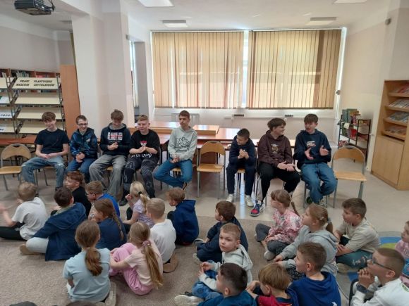 Starsi uczniowie polecają książki młodszym