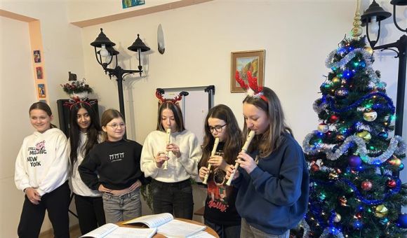 Wizyta uczniów w Klubie Seniora