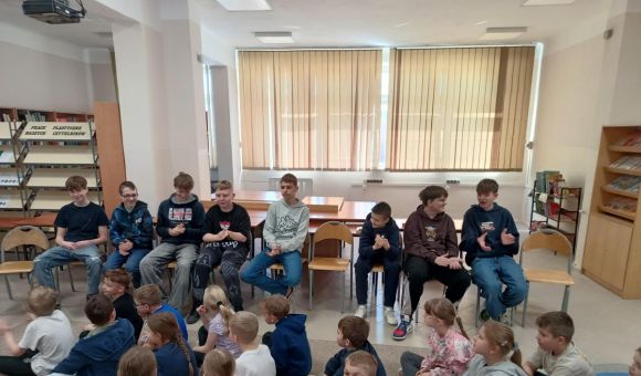 Starsi uczniowie polecają książki młodszym