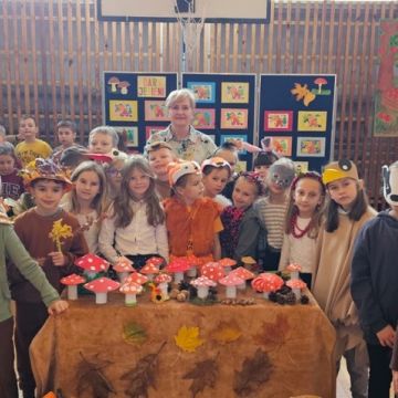Jesienny występ klas II pt. “Dary jesieni”