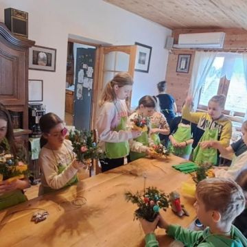 Klasa III a na warsztatach wielkanocnych w Pytlówce