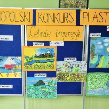 Rozstrzygnięcie IV Ogólnopolskiego Konkursu Plastycznego pod hasłem Letnie Impresje.  Konkurs Letnie Impresje skierowany był do uczniów klas I-III szkół podstawowych.  Celem konkursu było rozwijanie aktywności twórczej dzieci, uwrażliwienie na piękno natury oraz poszerzenie ich umiejętności plastycznych. Wydarzenie sprzyjało także rozwijaniu wyobraźni i wrażliwości estetycznej, inspirowanej otaczającą przyrodą. Uczestnicy wykonali prace w formacie A3, korzystając z farb olejnych, plakatowych lub akwarelowyc