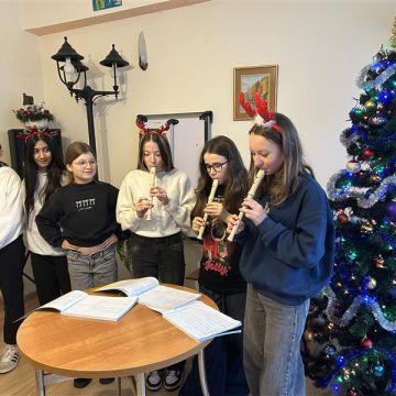 Wizyta uczniów w Klubie Seniora