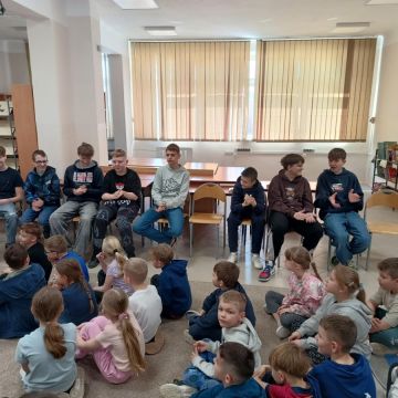 Starsi uczniowie polecają książki młodszym